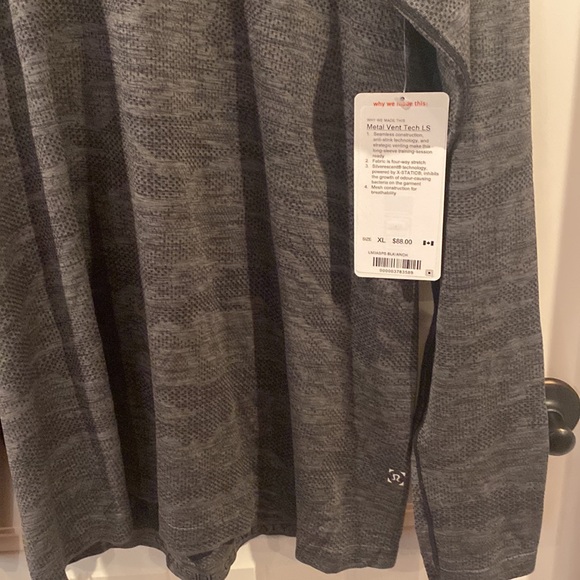New Lululemon Men’s Long Sleeve - Picture 2 of 5